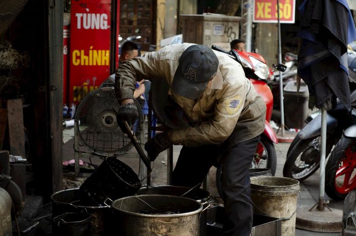 Ở nơi tấc đất tấc vàng này, có vài mét mặt phố cho thuê bán hàng cũng đủ sống. Nhưng ông Hùng không chọn cách đó, ông mong muốn giữ nghề truyền thống của ông cha và làm nên nét đẹp đặc trưng của phố cổ Hà Nội.