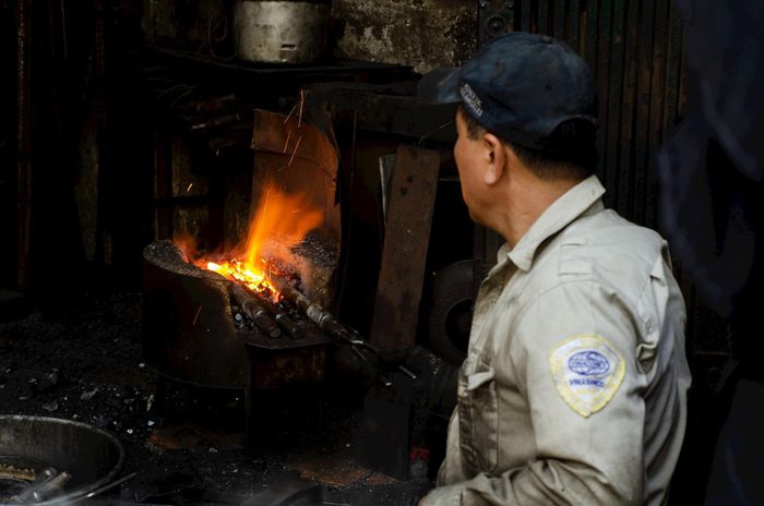 Ông Hùng cho biết: "Nghề rèn gắn bó với bản thân từ khi còn trai trẻ. Khi đó, con phố Lò Rèn lúc nào cũng rộn rã tiếng búa, tiếng đe, thứ âm thanh đặc trưng của nghề rèn. Giờ con phố này chỉ còn duy nhất mình tôi ngồi rèn".