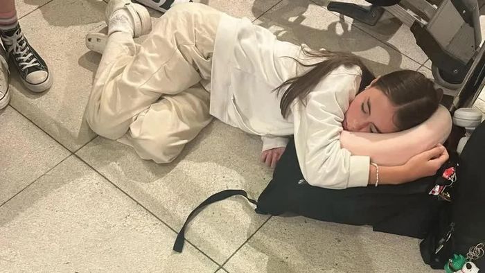  Hành khách phải ngủ ở sân bay khi chuyến bay đã bị hủy do mưa bão. Ảnh: BBC. 