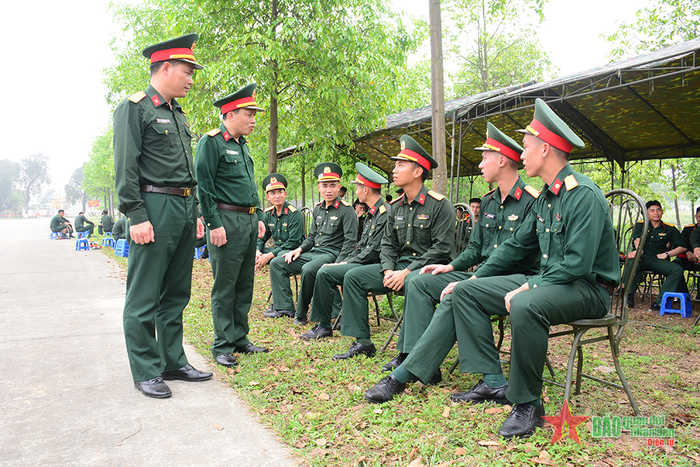  Trung úy Nguyễn Đức Cường (ngồi thứ ba, từ phải sang) cùng đồng đội trong giờ nghỉ giải lao.
