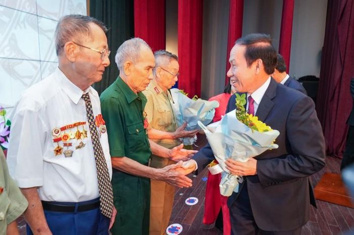 Bí thư Thành ủy Hải Phòng Lê Tiến Châu tặng hoa và quà cho các chiến sỹ Điện Biên. 