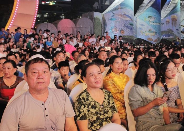 Rất đông nhân dân và du khách đến xem. Ảnh: Bùi Hoàng Ý 