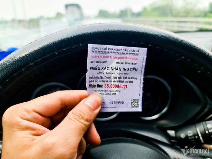 Lái xe nhận vé thủ công thay vì thu phí tự động không dừng.