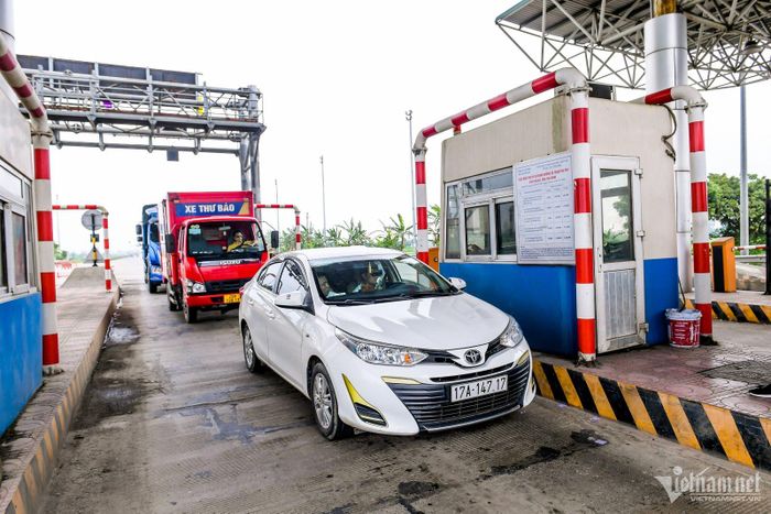 Các phương tiện di chuyển khó khăn qua trạm BOT cầu Thái Hà