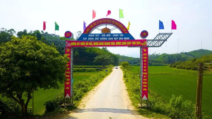  Đường về xã Thanh Tùng hôm nay. Ảnh: Nguyễn Lâm Sơn. 