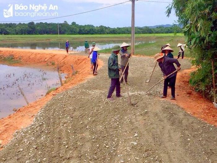  Người dân xóm Thuần Trung (xã Thanh Tùng) xây dựng tuyến đường bê tông đầu tiên của xóm. Ảnh: P.V 