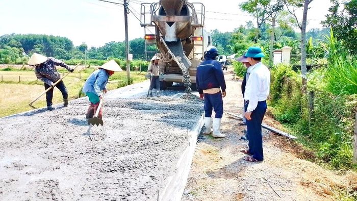  Đến cuối năm 2023, tất cả các tuyến đường liên xóm ở xã Thanh Tùng đều được bê tông hóa. Ảnh: Nguyễn Lâm Sơn. 