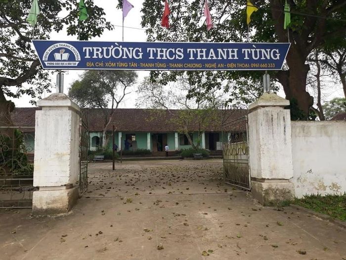  Cơ sở xập xệ của Trường THCS Thanh Tùng trước đây... 
