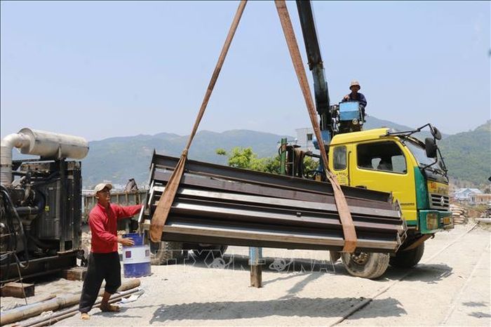 Vận chuyển thiết bị chuyên dụng khoan để bơm bê tông gia cố thông hầm.