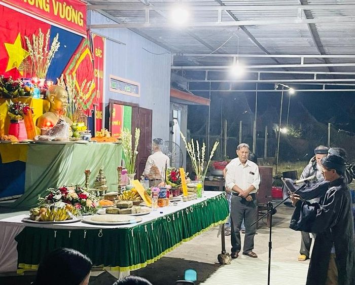 Ban tế lễ thực hiện nghi thức cúng. Ảnh: Vũ Chi