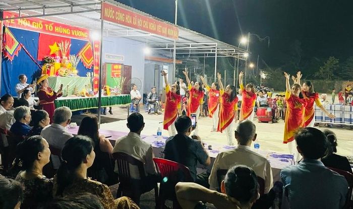 Đông đảo bà con nhân dân tổ dân phố 8 tham gia lễ hội Giỗ Tổ Hùng Vương. Ảnh: Vũ Chi