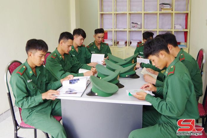 Chiến sĩ cơ quan Bộ Chỉ huy BĐBP tỉnh nghiên cứu tài liệu tại phòng đọc của Phòng Chính trị.