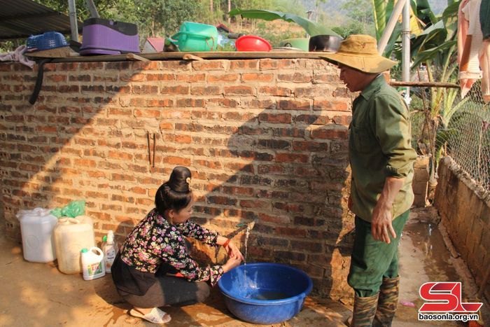 Các gia đình ở tổ 3, phường Chiềng An sử dụng bể chứa tích nước và sử dụng tiết kiệm. 