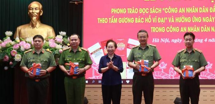 Nguyên Phó Chủ tịch nước Nguyễn Thị Doan tặng sách lãnh đạo một số đơn vị trong CAND.