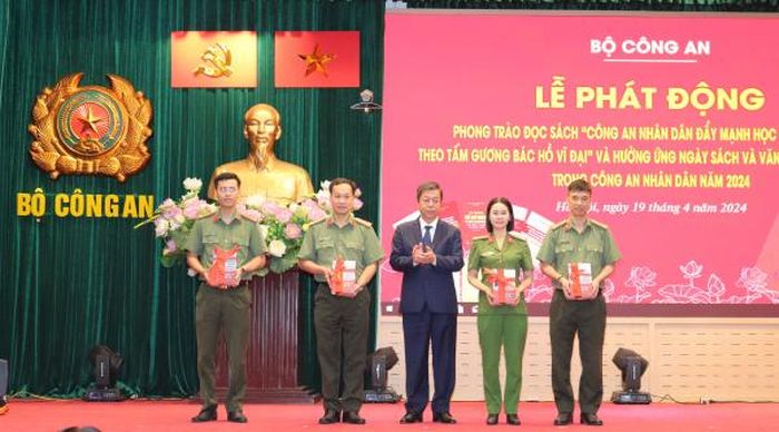 PGS.TS Vũ Trọng Lâm, Giám đốc - Tổng biên tập Nhà xuất bản Chính trị quốc gia Sự thật tặng sách các đơn vị.