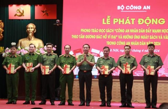 Thứ trưởng Trần Quốc Tỏ tặng sách các đơn vị.