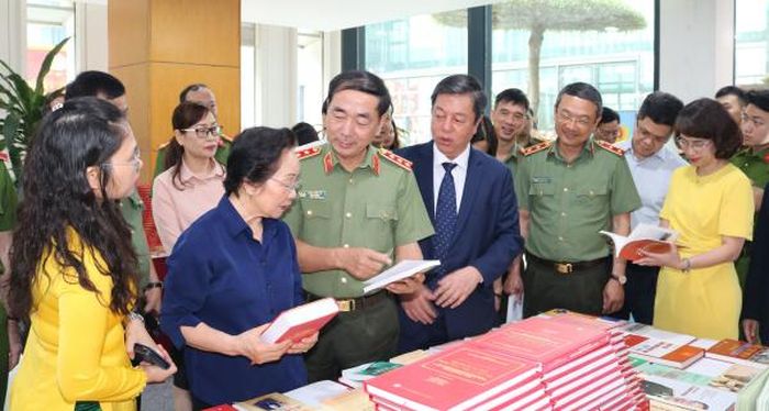 Thứ trưởng Trần Quốc Tỏ và các đại biểu tham quan triển lãm sách.