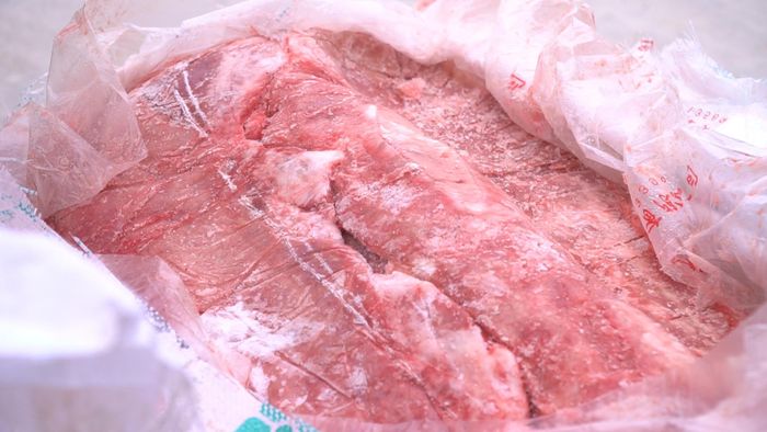 Tiến hành kiểm tra đột xuất đối với hai cơ sở kinh doanh trên địa bàn huyện Thanh Trì, qua đó, thu giữ hơn một tấn nầm lợn không rõ nguồn gốc xuất xứ.