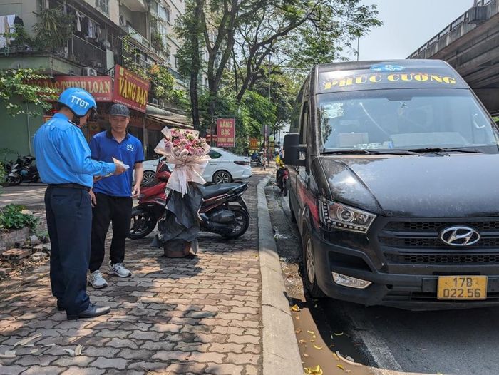 Thanh tra Sở GTVT Hà Nội tăng cường kiểm tra, xử phạt các xe hợp đồng vi phạm. Ảnh minh họa.
