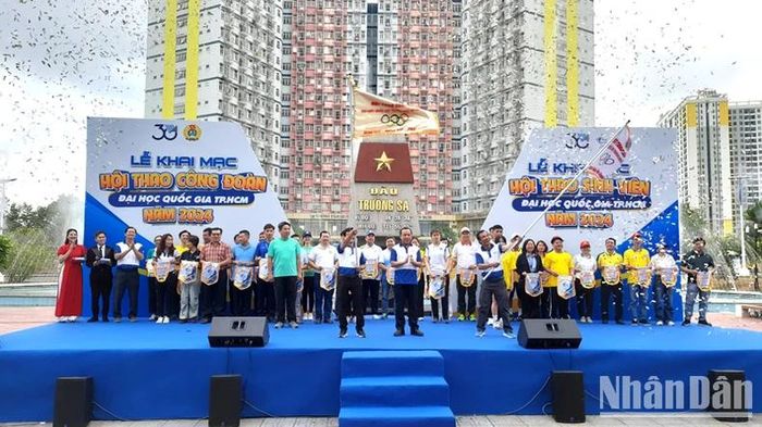 Lãnh đạo Đại học Quốc gia Thành phố Hồ Chí Minh trao cờ truyền thống Hội thao công đoàn và Hội thao sinh viên Đại học Quốc gia Thành phố Hồ Chí Minh 