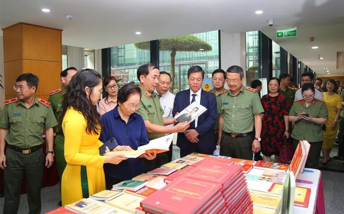 Các đại biểu tham quan triển lãm sách.