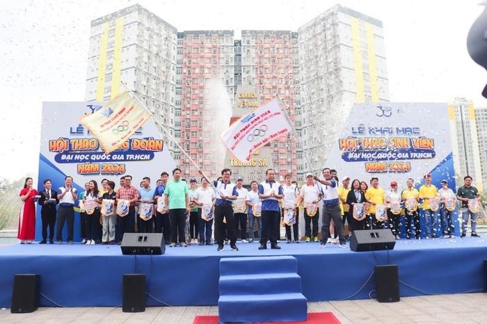 Nghi thức trao cờ truyền thống hội thao Công đoàn và hội thao Sinh viên Đại học Quốc gia TPHCM. Ảnh: VNUHCM.