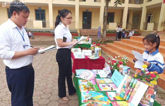  Ngày hội đọc sách ở Trường PT DTBT Tiểu học và THCS Tân Hợp - Tân Kỳ. Ảnh: NTCC 