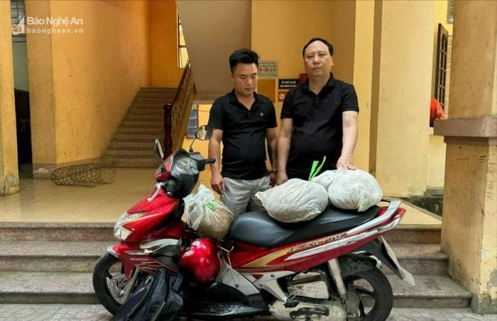 Đối tượng Nguyễn Sỹ Tiếp và Trần Trung. Ảnh: Ngọc Anh