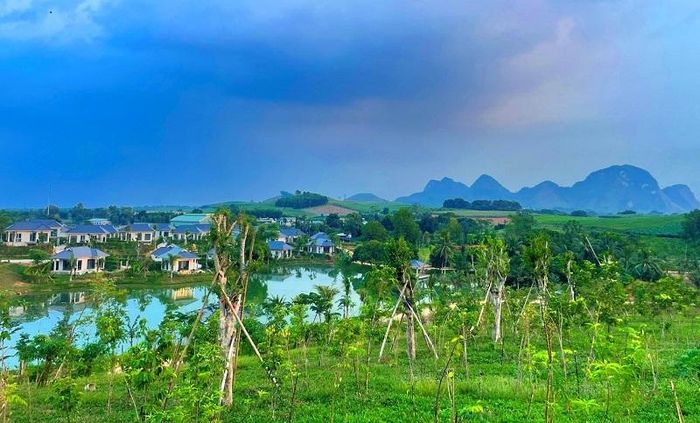 Có núi chầu ở gần.