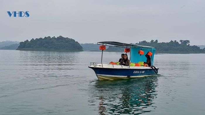 Du khách đi xuồng trên lòng hồ sông Mực chiêm ngưỡng cảnh quan VQG Bến En.