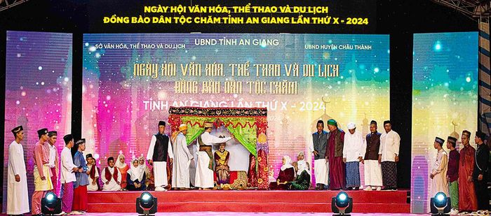 Biểu diễn trang phục truyền thống, lễ cưới