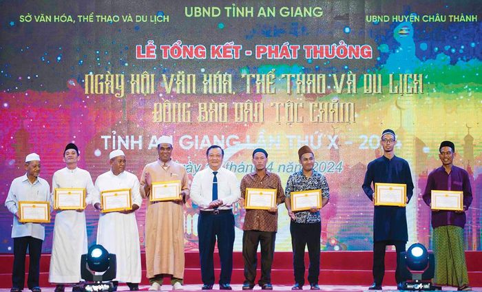 Khen thưởng cho các xóm Chăm có thành tích tại ngày hội