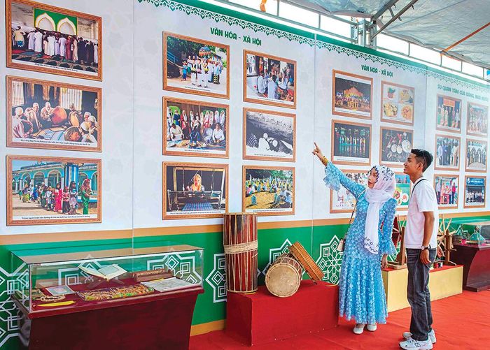 Trưng bày, triển lãm những hình ảnh về đồng bào dân tộc thiểu số Chăm An Giang