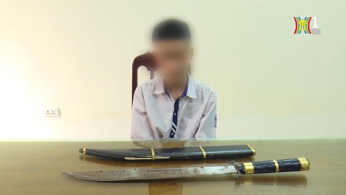Đối tượng Nguyễn Đăng Sơn và tang vật thu giữ.