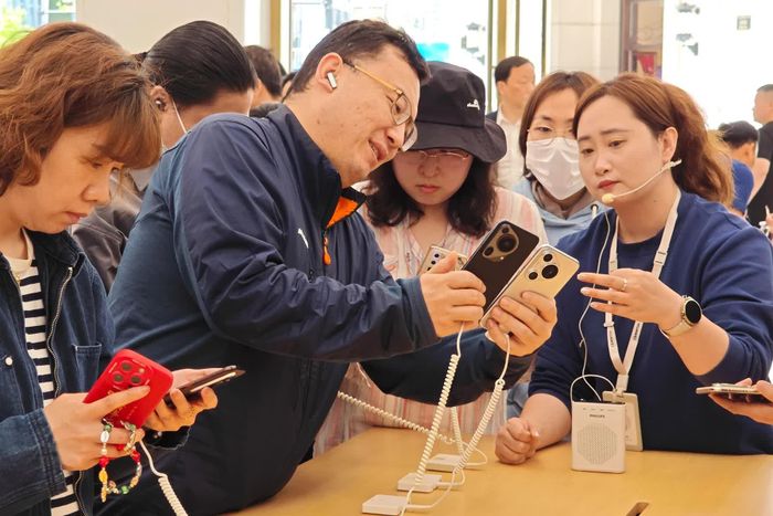  Người dùng trải nghiệm Huawei Pura 70 tại Thượng Hải (Trung Quốc). Ảnh: China Daily. 