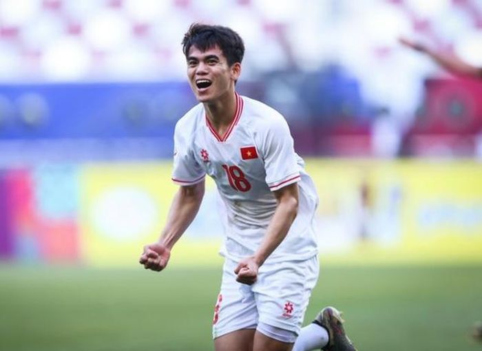 Văn Khang mở ra chiến thắng cho U23 Việt Nam trước U23 Malaysia. Ảnh: AFC