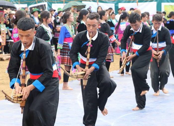 Con trai Mông vừa thổi khèn vừa nhảy. Ảnh: Nguyễn Oanh-TTXVN