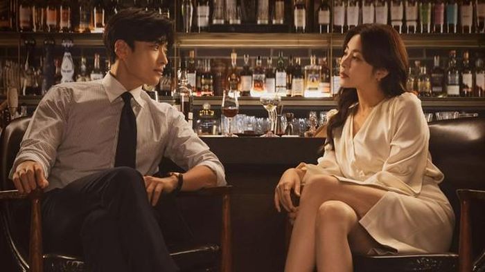 Cặp đôi trong "Strangers Again"