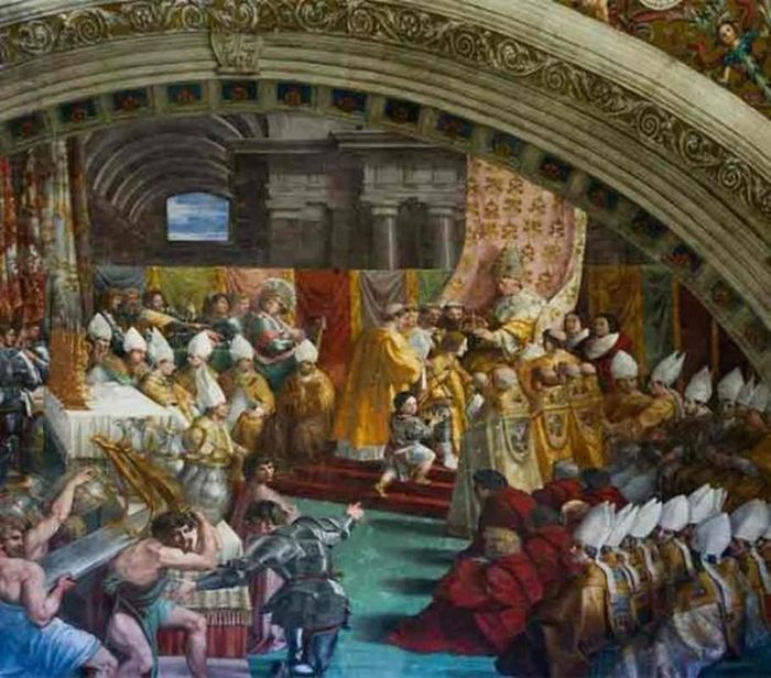 Trong số những hiện vật liên quan đến Charlemagne Đại đế, nổi tiếng là thanh kiếm Joyeuse. Vũ khí huyền thoại này được cho là đã cùng Vua Charlemagne chinh chiến nhiều năm, góp phần quan trọng vào các chiến thắng lừng lẫy của ông.