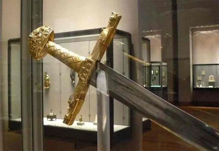 Trong đó, phần núm chuôi kiếm được thêm vào từ thế kỷ 10 - 11, thanh ngang là nửa sau thế kỷ 12 và chuôi cầm được bổ sung vào từ thế kỷ 13.