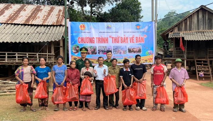 Đồn Biên phòng Cà Roòng phối hợp với UBND xã Thượng Trạch và Chi cục Hải quan cửa khẩu Cà Roòng tặng quà cho bà con bản 61, xã Thượng Trạch. Ảnh: Phùng Hiếu