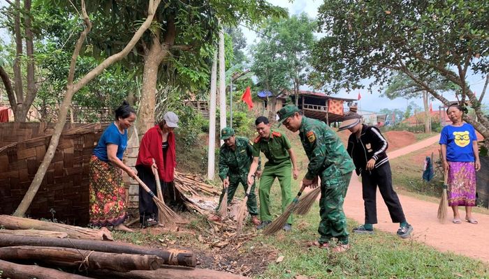 Cán bộ, chiến sĩ Đồn Biên phòng Cà Roòng cùng các lực lượng phát quang, vệ sinh các trục đường tại xã Thượng Trạch. Ảnh: Phùng Hiếu