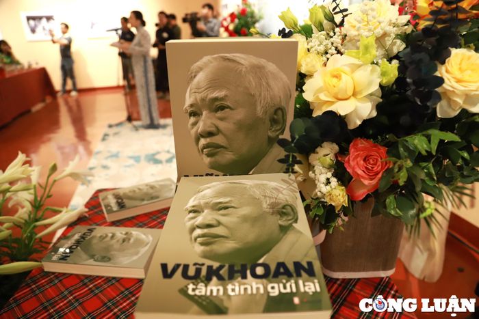  Cuốn sách "Vũ Khoan tâm tình gửi lại". 