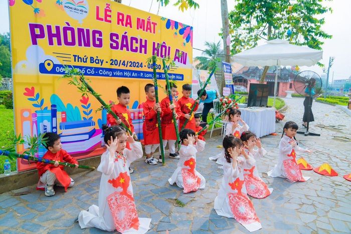 Phòng đọc sách Hội An thu hút nhiều bạn nhỏ tới tham gia.