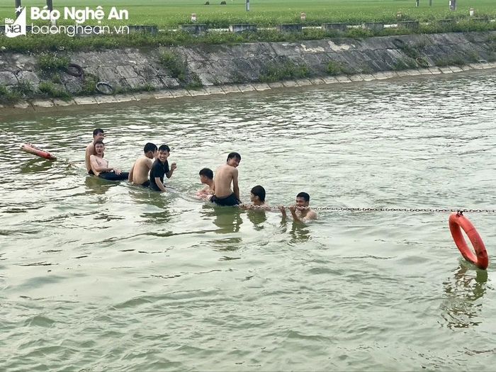  Trẻ em đều không có áo phao, đổ xô tắm trên tuyến kênh đào, nguy cơ đuối nước luôn tiềm ẩn. Ảnh: Văn Trường 