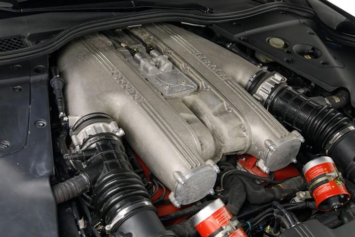 Xe vẫn được trang bị khối động cơ V12 6.3 lít kết hợp với hộp số tự động ly hợp kép 7 cấp. Bộ phanh gốm carbon, mâm xe đa chấu có kích thước 20 inch, cảm biến đỗ xe phía trước và phía sau.