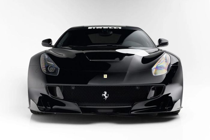 Với thiết kế có phần thể thao, góc cạnh hơn cùng những hốc gió mới dọc xe, Ferrari Styling Centre đã đem tới cho F12tdf vẻ hầm hố, thể thao cũng như hiệu quả hơn so với phiên bản gốc F12 Berlinetta.