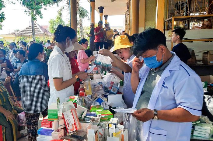 Khám bệnh, cấp thuốc miễn phí cho hộ nghèo