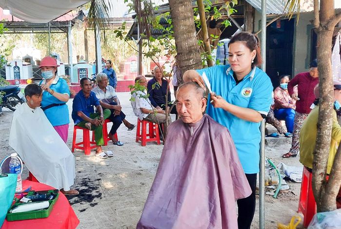 Hớt tóc cho bà con có hoàn cảnh khó khăn