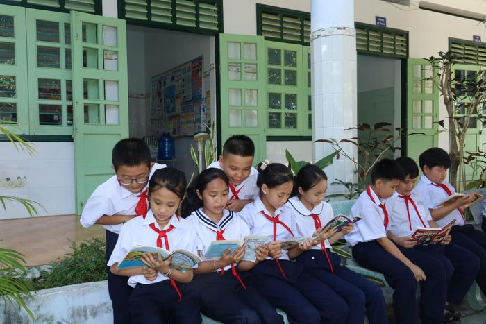 Hoạt động đọc sách trong giờ ra chơi của học sinh Trường Tiểu học Vĩnh Phương 2.